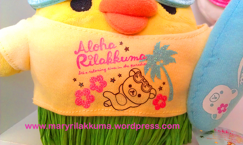 Kiiro's cute shirt!  Rilakkuma's wearing the same thing!  And I love their grassy/straw-textured green Hawaiian skirts!  So authentic!!!!