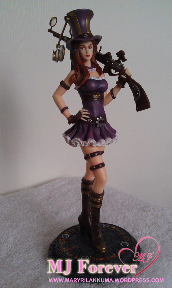 She was pretty easy to assemble. She's quite heavy and stands about 27cm tall :D