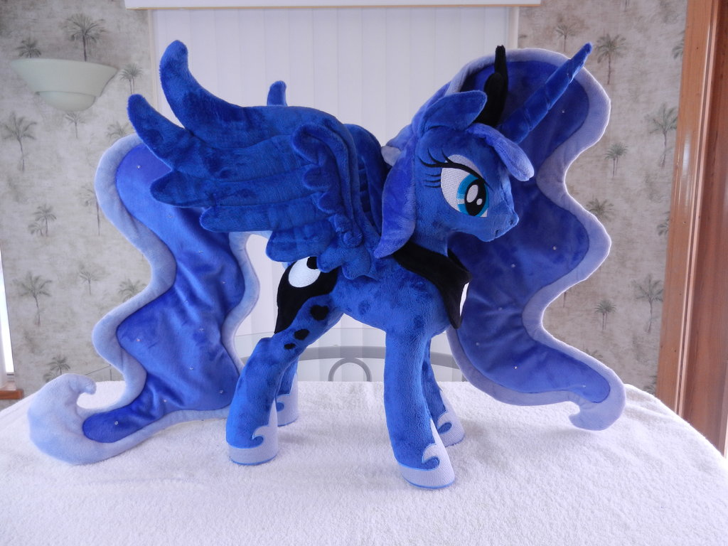 Princess Luna by Equestriaplush