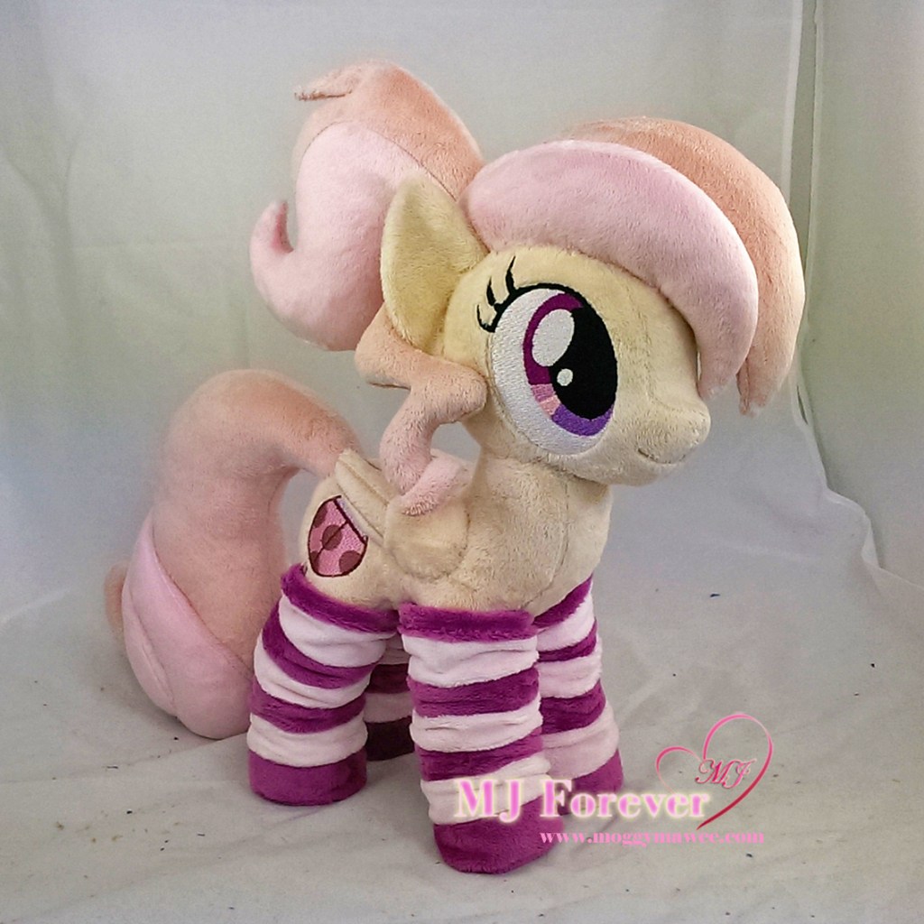 Cuddle Bug OC plushie sewn by meee!!!!