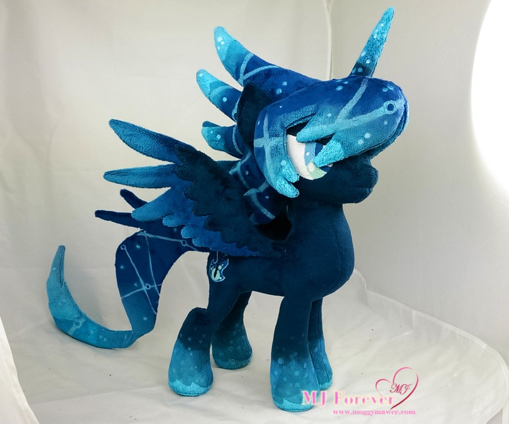 Novalis WIP pics (he still needs his removable armour) - sewn by meeee!!!!!!